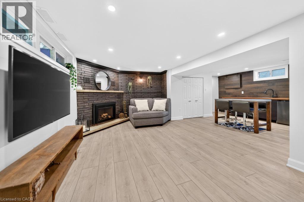 118 West 33Rd Street, Hamilton, ON - Indoor With Fireplace