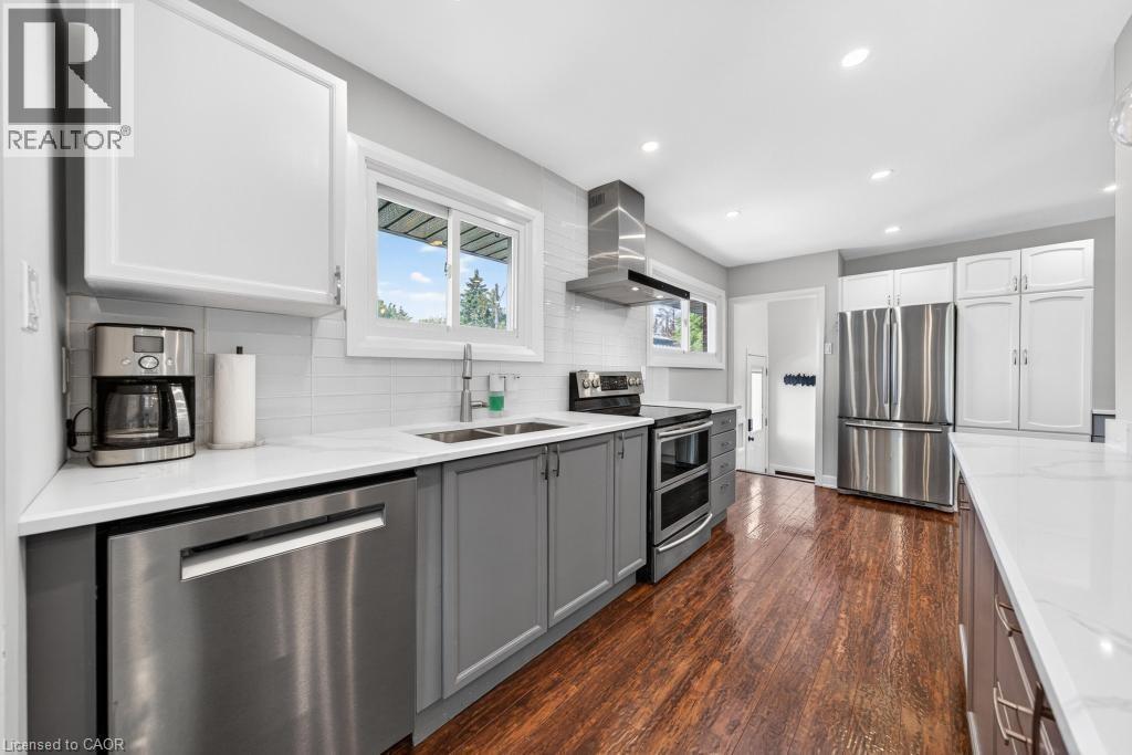 118 West 33Rd Street, Hamilton, ON - Indoor Photo Showing Kitchen With Stainless Steel Kitchen With Double Sink With Upgraded Kitchen