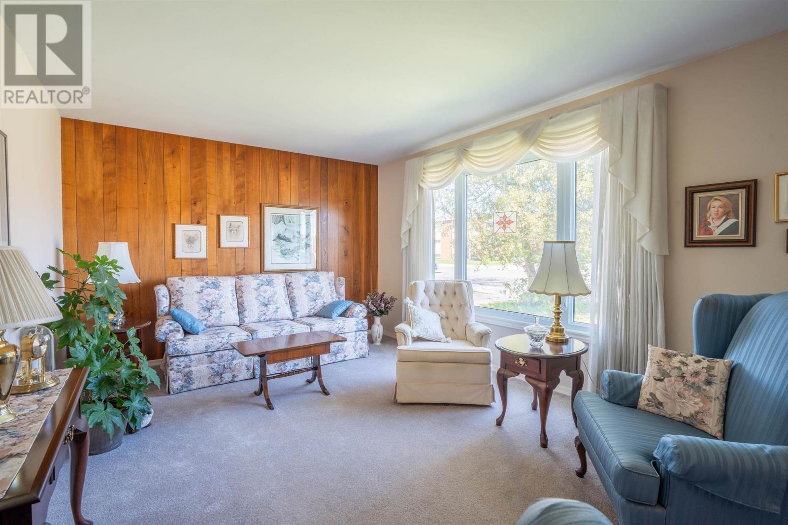 617 Mcnabb St, Sault Ste. Marie, ON - Indoor Photo Showing Living Room