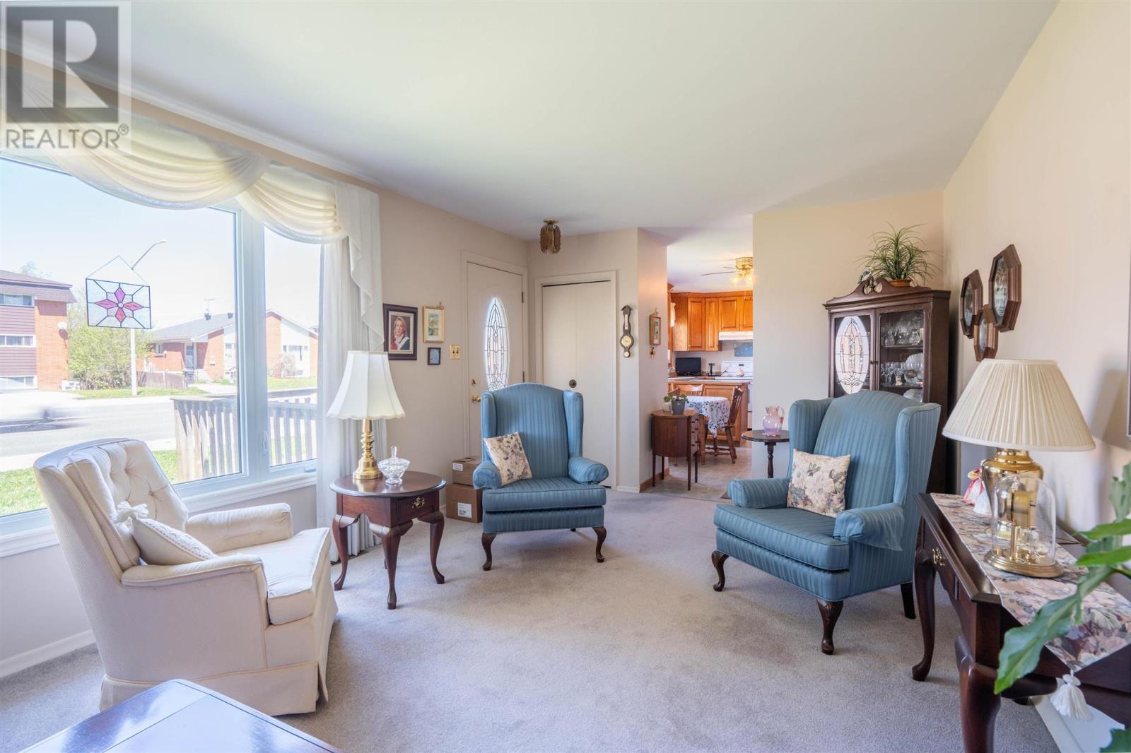 617 Mcnabb St, Sault Ste. Marie, ON - Indoor Photo Showing Living Room