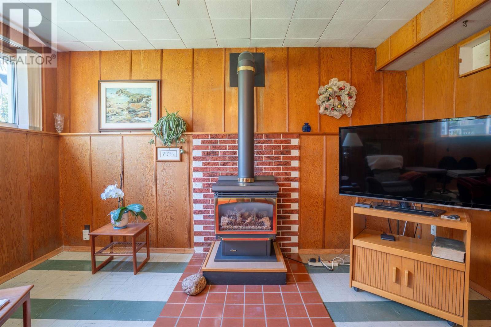 617 Mcnabb St, Sault Ste. Marie, ON - Indoor With Fireplace