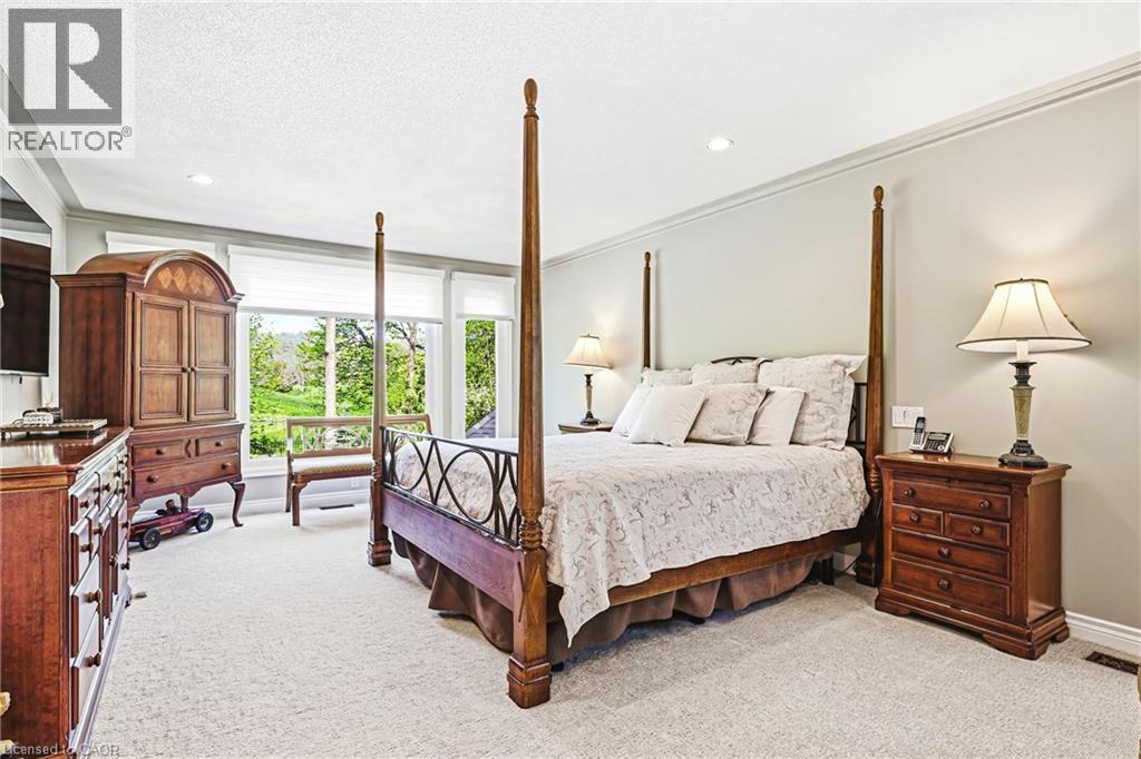 33 Golfview Crescent, Dundas, ON - Indoor Photo Showing Bedroom
