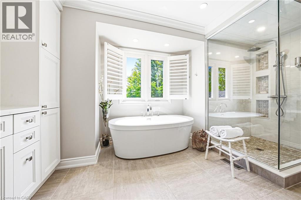 33 Golfview Crescent, Dundas, ON - Indoor Photo Showing Bathroom