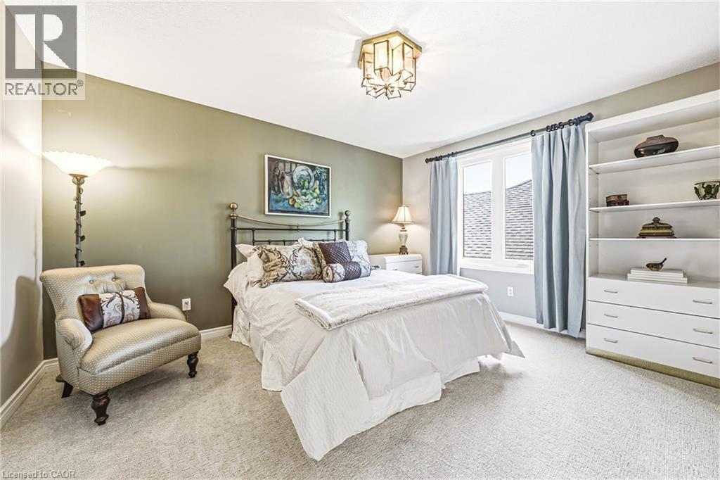 33 Golfview Crescent, Dundas, ON - Indoor Photo Showing Bedroom