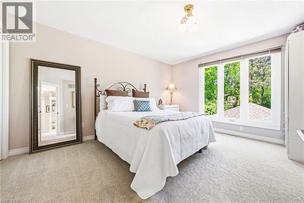 33 Golfview Crescent, Dundas, ON - Indoor Photo Showing Bedroom