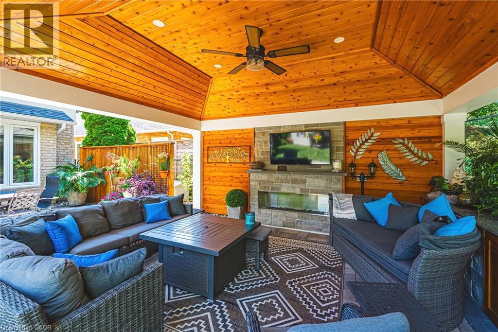 33 Golfview Crescent, Dundas, ON - Photo Showing Living Room With Fireplace