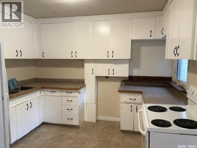 2047 Retallack Street, Regina, SK - Indoor Photo Showing Kitchen With Double Sink