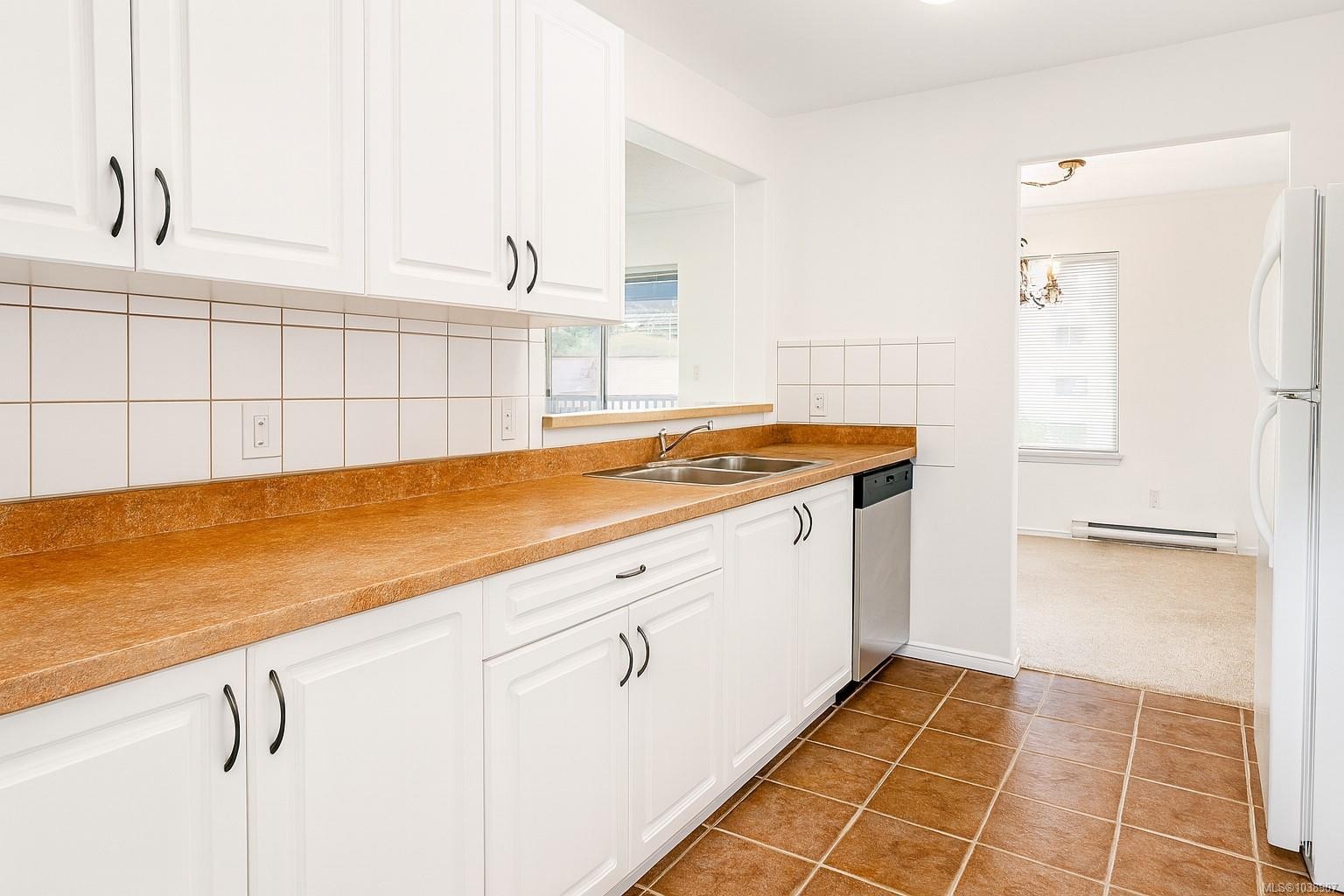 #207-2568 Dingwall St, Duncan, BC - Indoor Photo Showing Kitchen With Double Sink