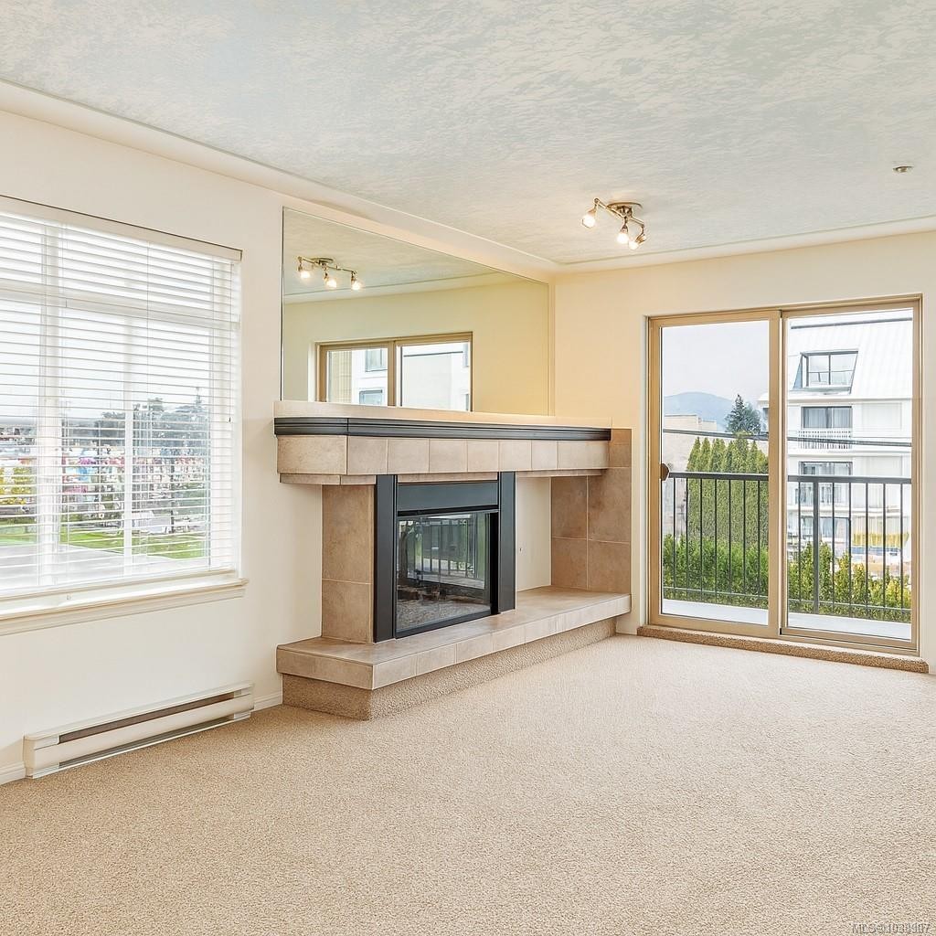 #207-2568 Dingwall St, Duncan, BC - Indoor Photo Showing Living Room With Fireplace