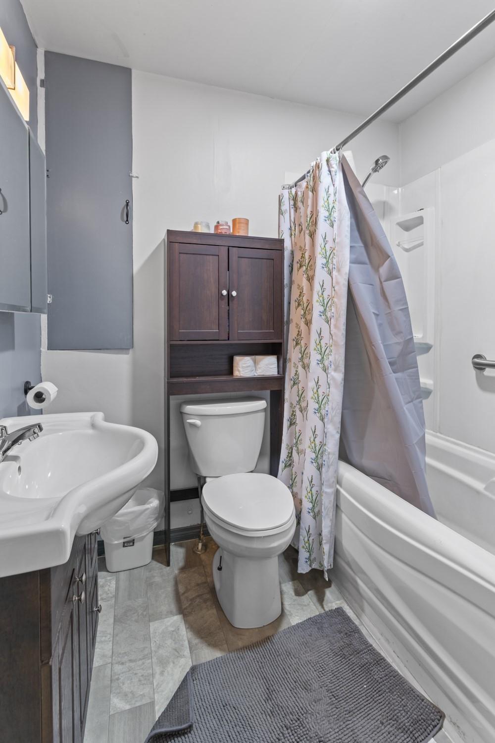 5510 Duck Creek Road, Wynndel, BC - Indoor Photo Showing Bathroom