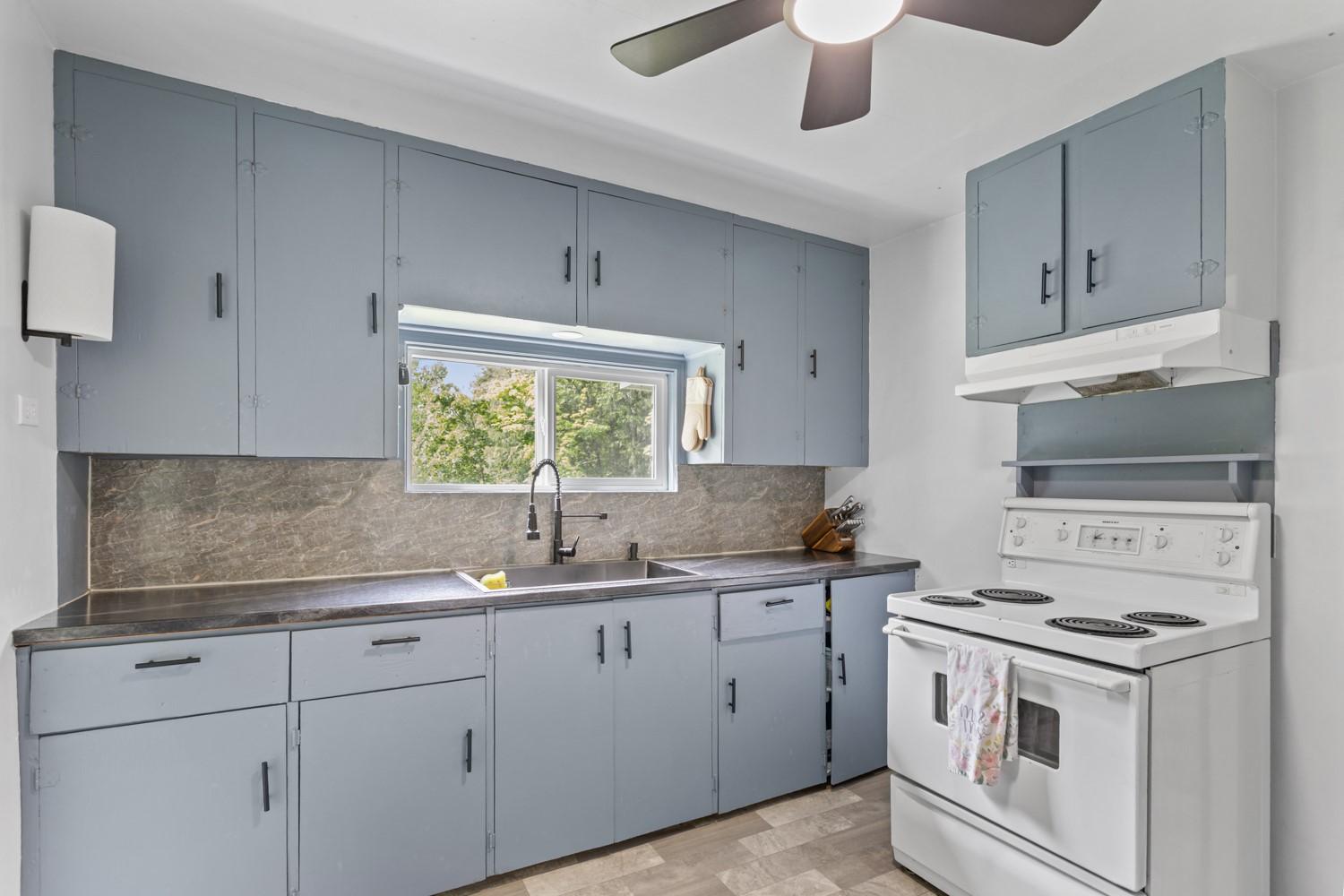 5510 Duck Creek Road, Wynndel, BC - Indoor Photo Showing Kitchen