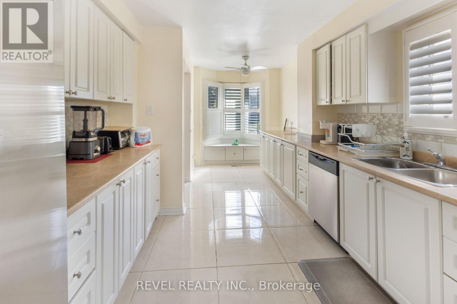 1518 Woodruff Crescent, Pickering, ON - Indoor Photo Showing Kitchen With Double Sink