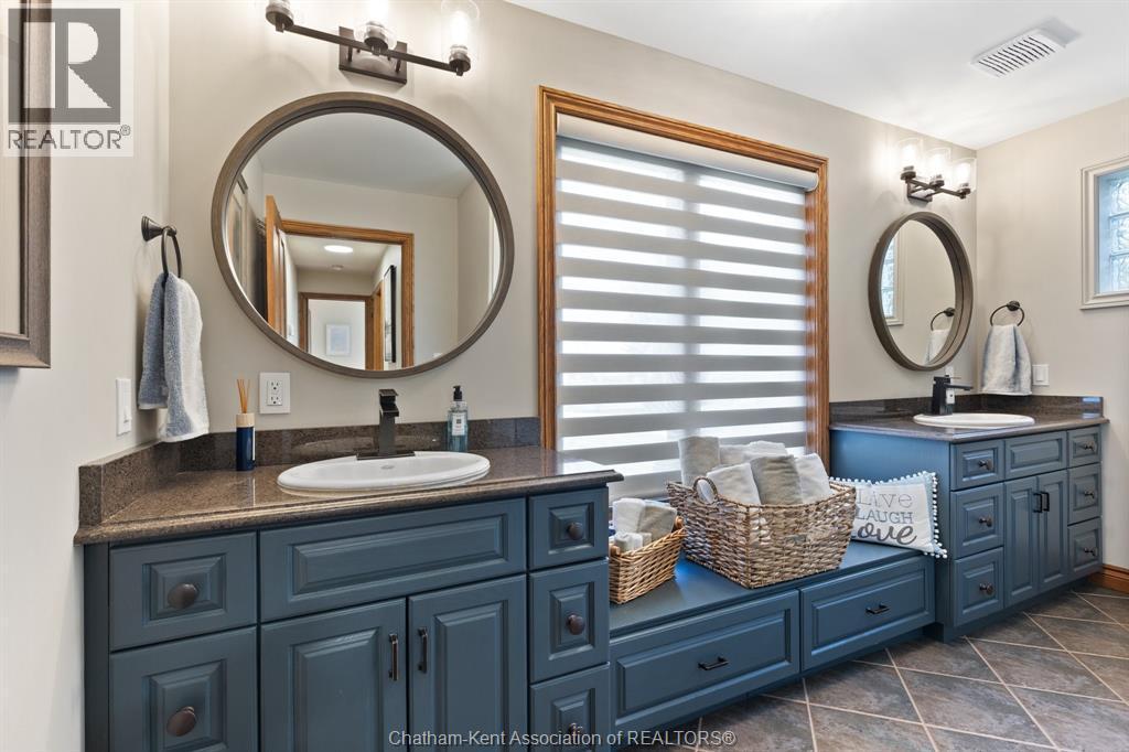 6576 Talbot Trail, Merlin, ON - Indoor Photo Showing Bathroom