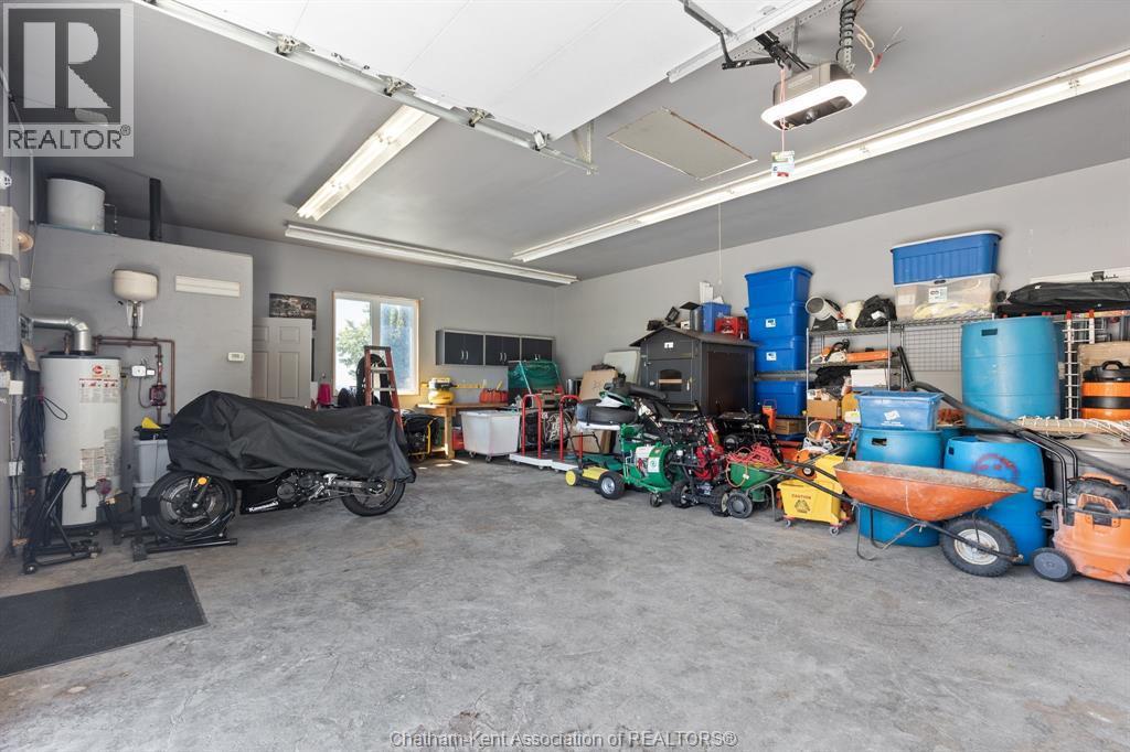6576 Talbot Trail, Merlin, ON - Indoor Photo Showing Garage