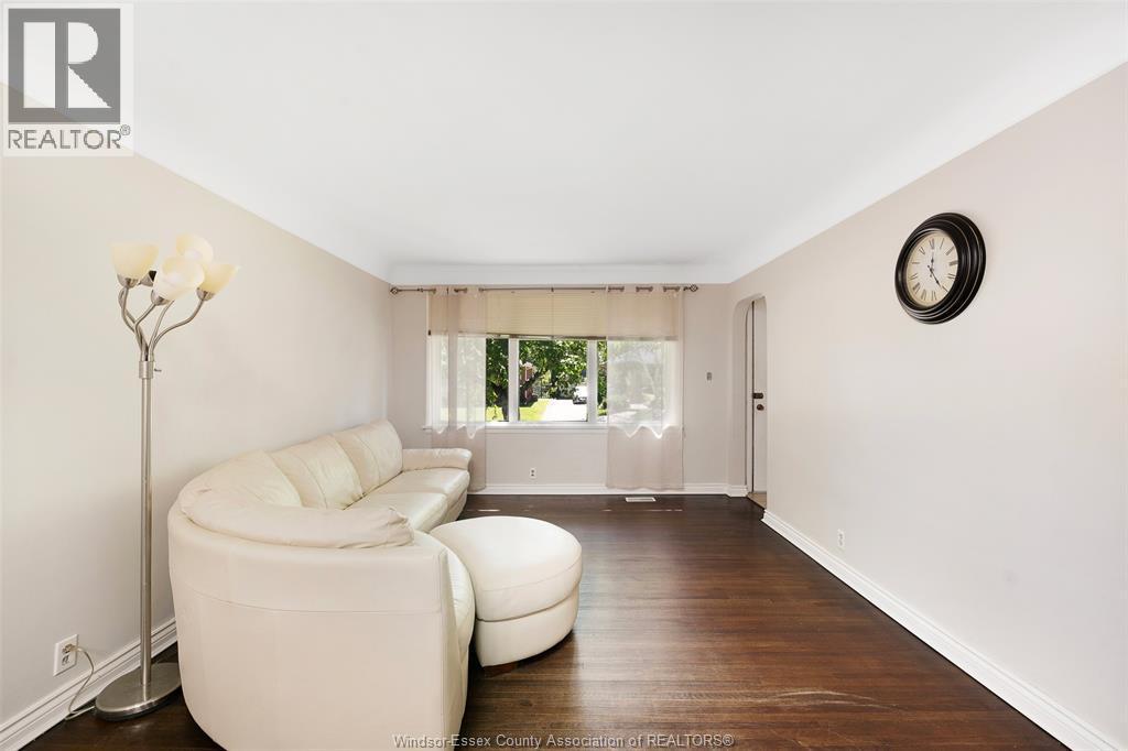 3668 Mckay, Windsor, ON - Indoor Photo Showing Living Room