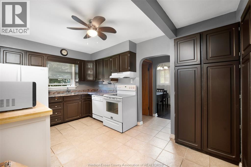 3668 Mckay, Windsor, ON - Indoor Photo Showing Kitchen