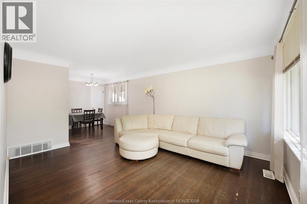 3668 Mckay, Windsor, ON - Indoor Photo Showing Living Room
