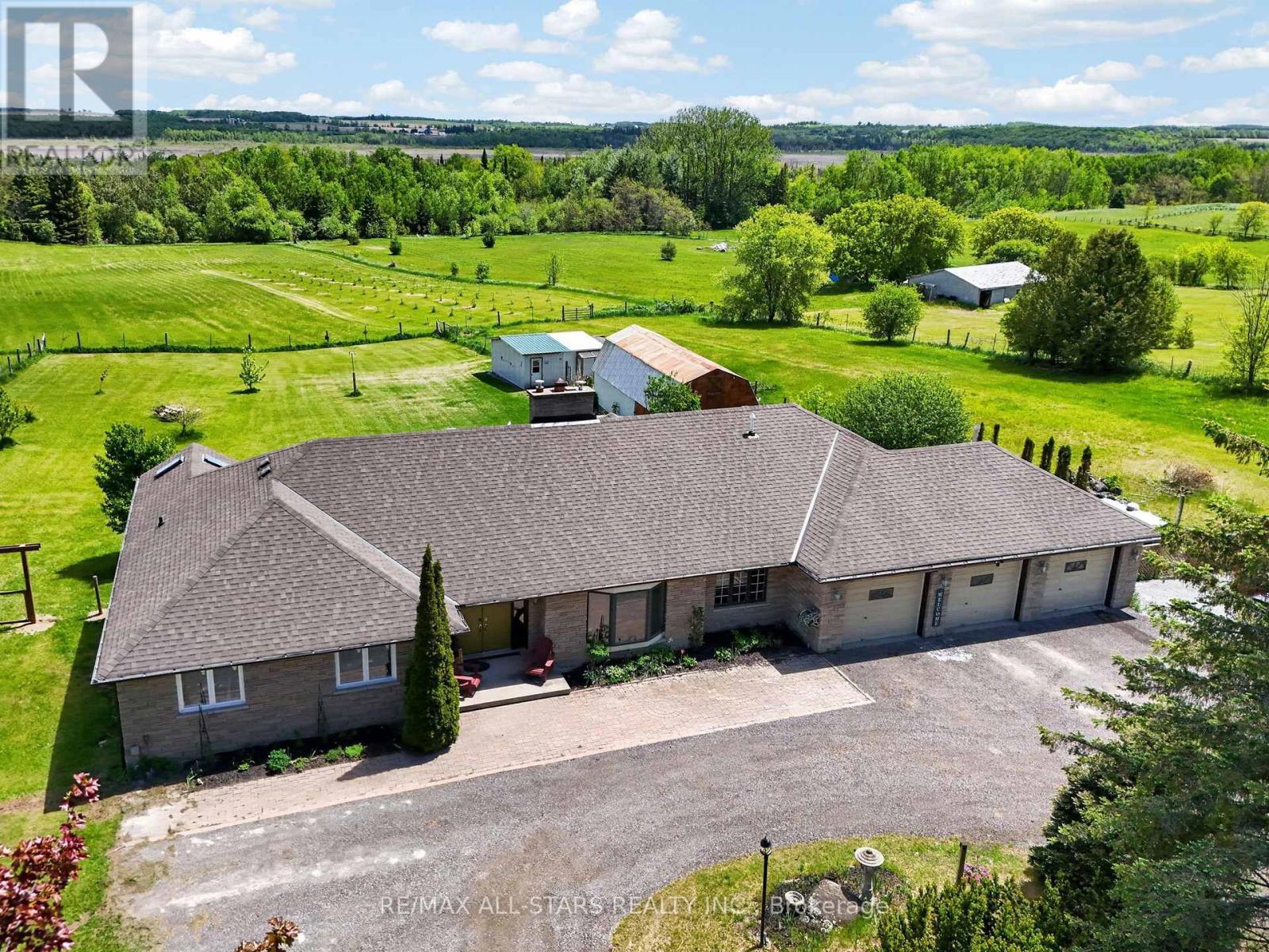 Fabulous homestead for multi-generational living! - 10655 Sideroad 17, Brock, ON