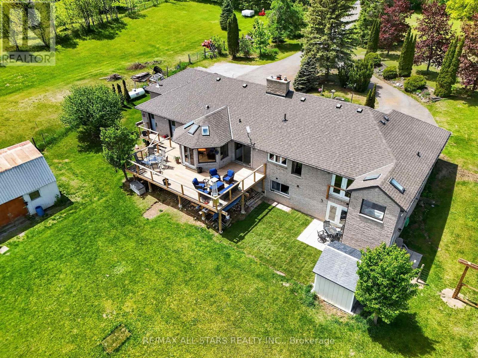 Huge deck, walkout basement & lovely in-law suite - 10655 Sideroad 17, Brock, ON