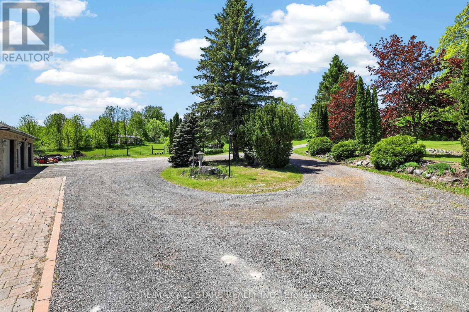 Circular drive & ample parking - 10655 Sideroad 17, Brock, ON
