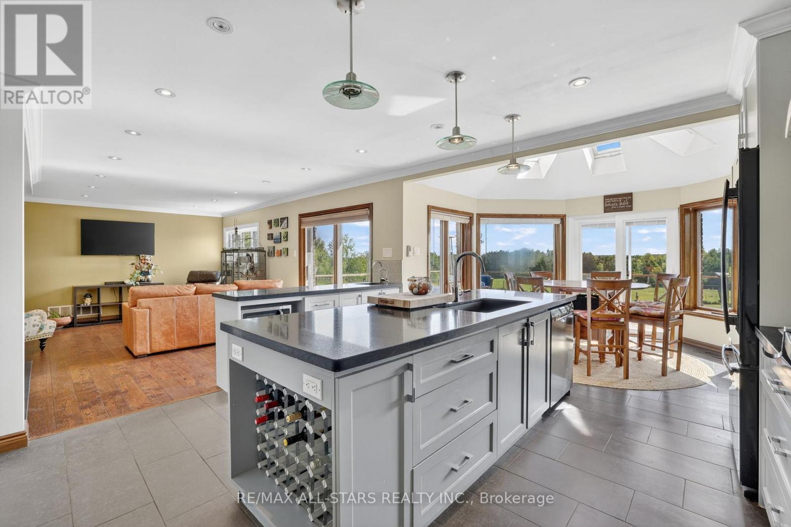 Open plan Kitchen, Family Room & Breakfast area - 10655 Sideroad 17, Brock, ON