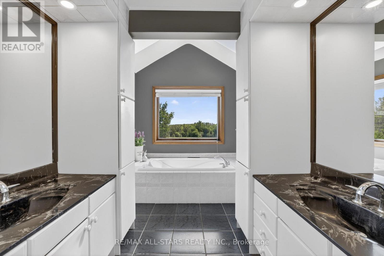 6 piece Primary ensuite w/beautiful views - 10655 Sideroad 17, Brock, ON