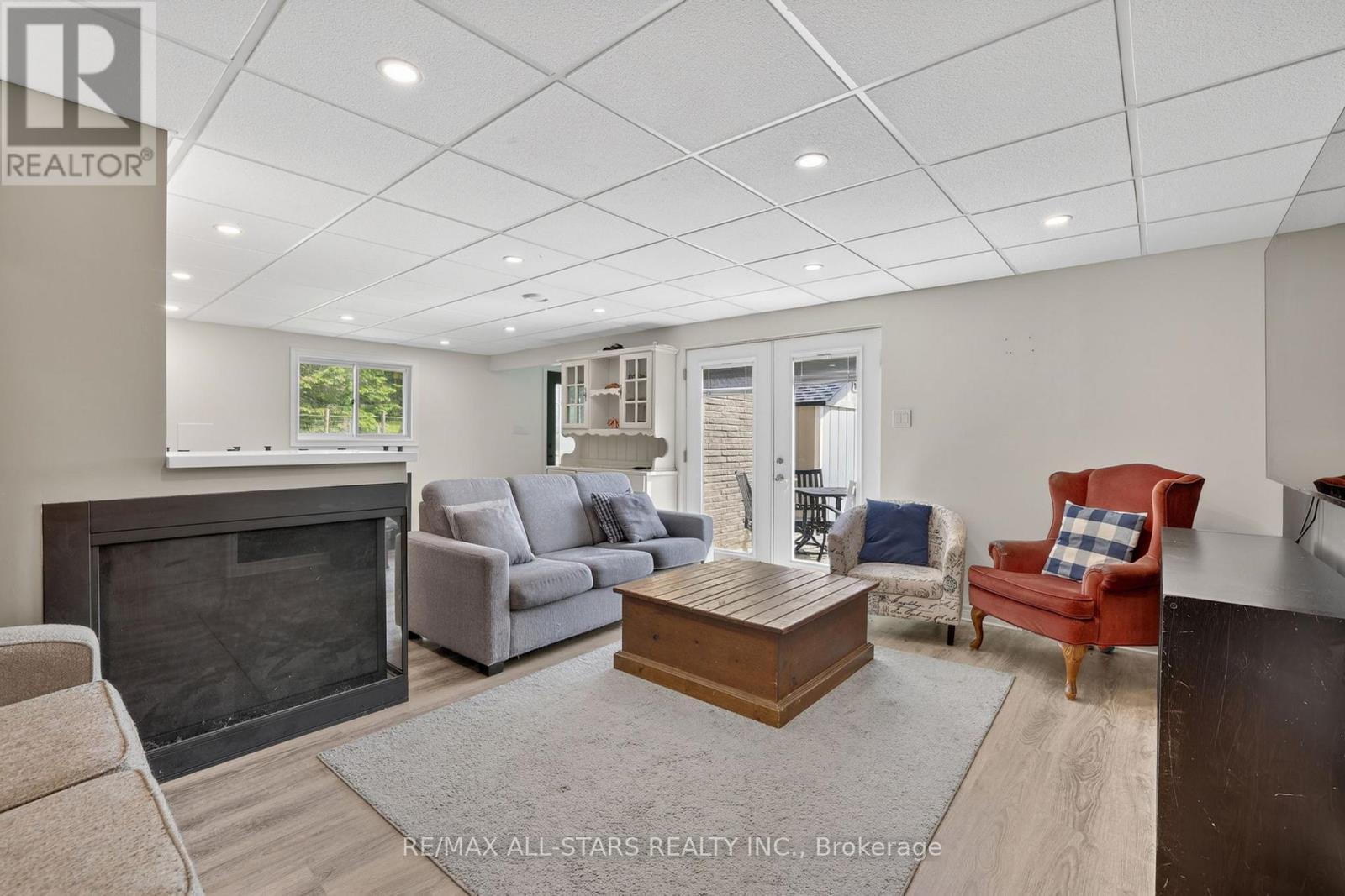 In-law suite w/3sided Fireplace & walkout to patio - 10655 Sideroad 17, Brock, ON