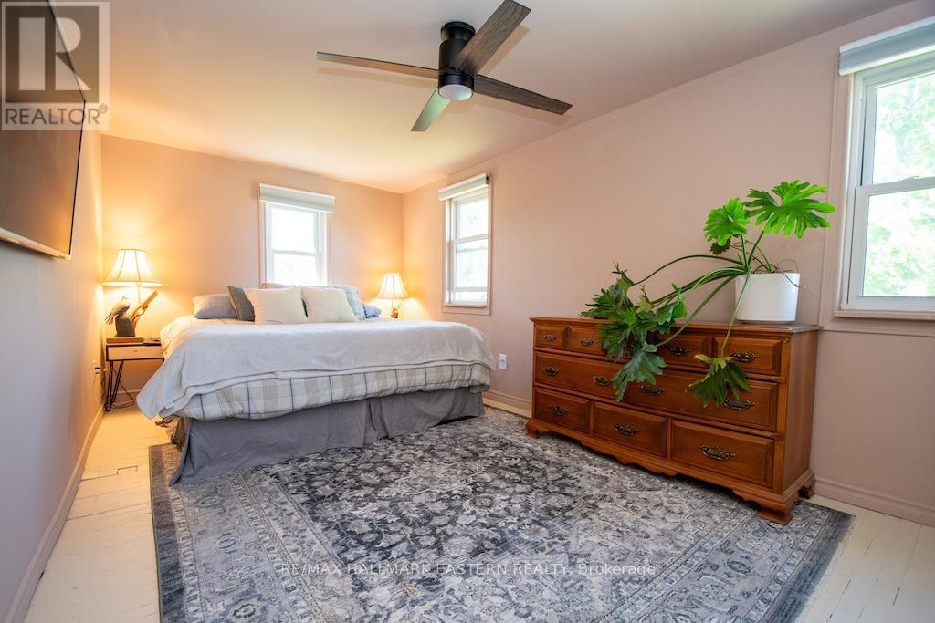 2279 Pigeon Lake Road, Kawartha Lakes (Bobcaygeon), ON - Indoor Photo Showing Bedroom