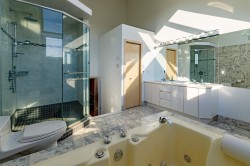 Salle de bains attenante à la CCP -