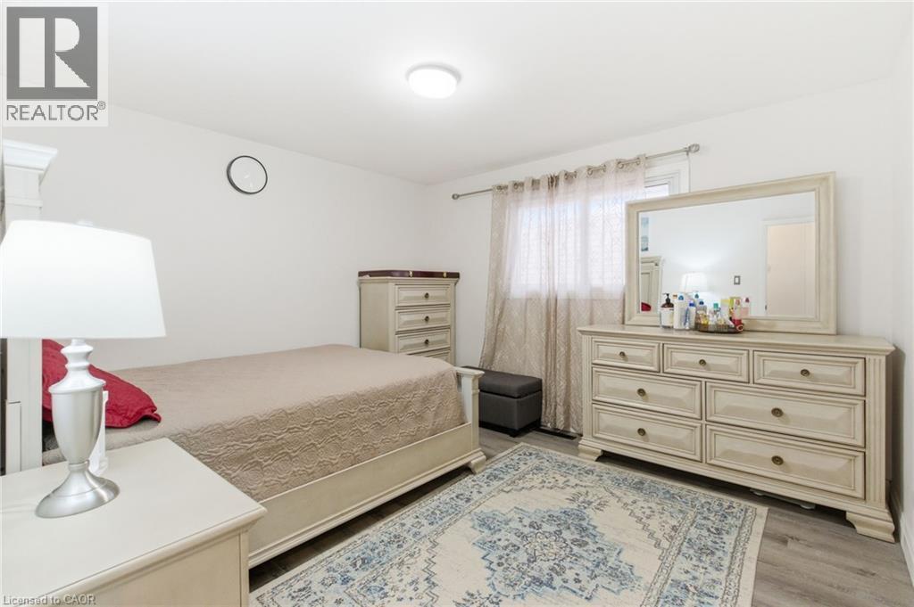18 Ferrie Street W, Hamilton, ON - Indoor Photo Showing Bedroom