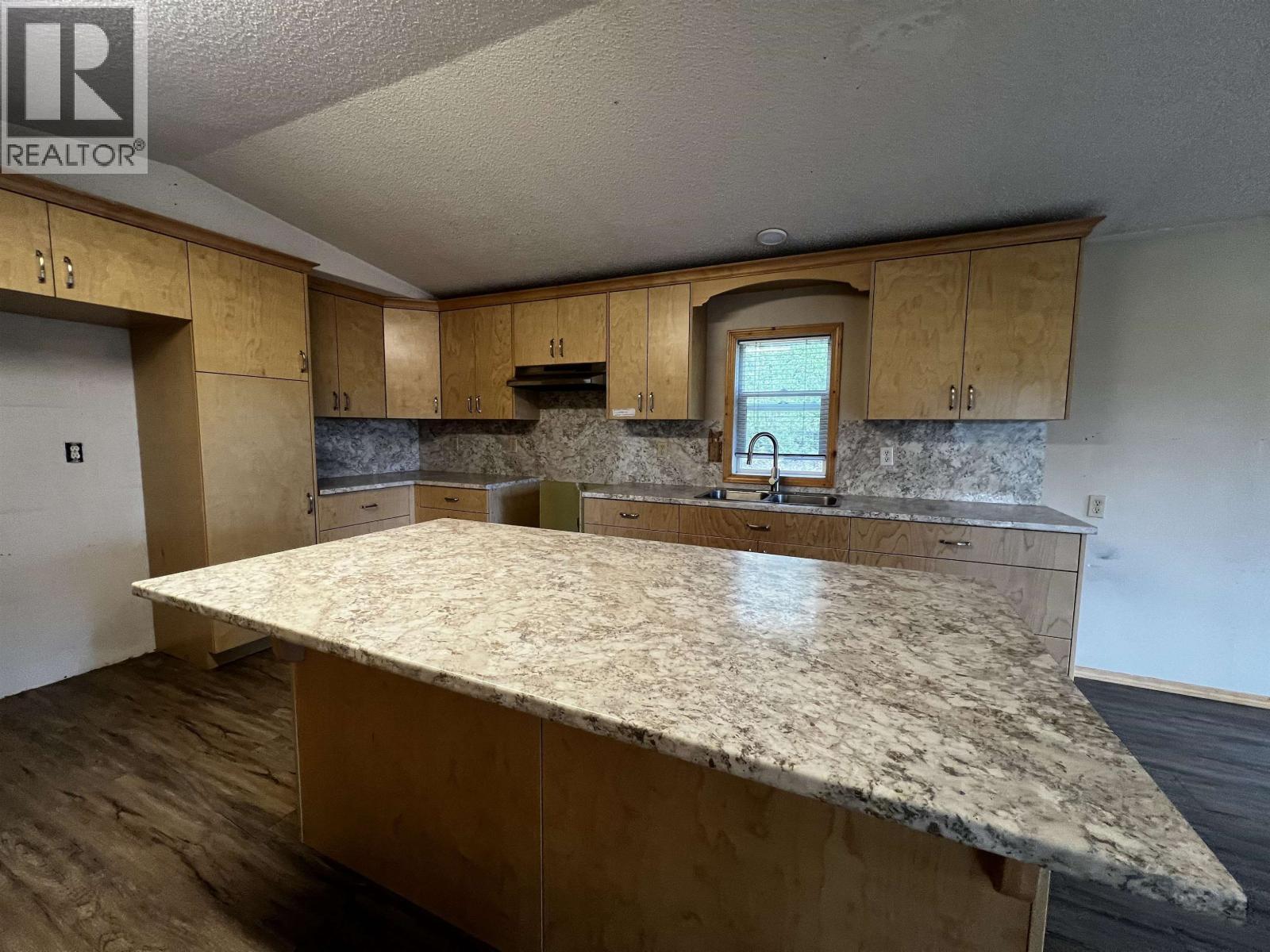 100 Schritt Crescent, Burns Lake, BC - Indoor Photo Showing Kitchen With Double Sink