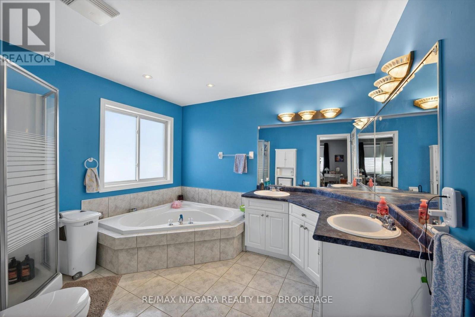 Main Bath w/Ensuite Priviledge - 4457 Kathleen Crescent, Niagara Falls (Ascot), ON