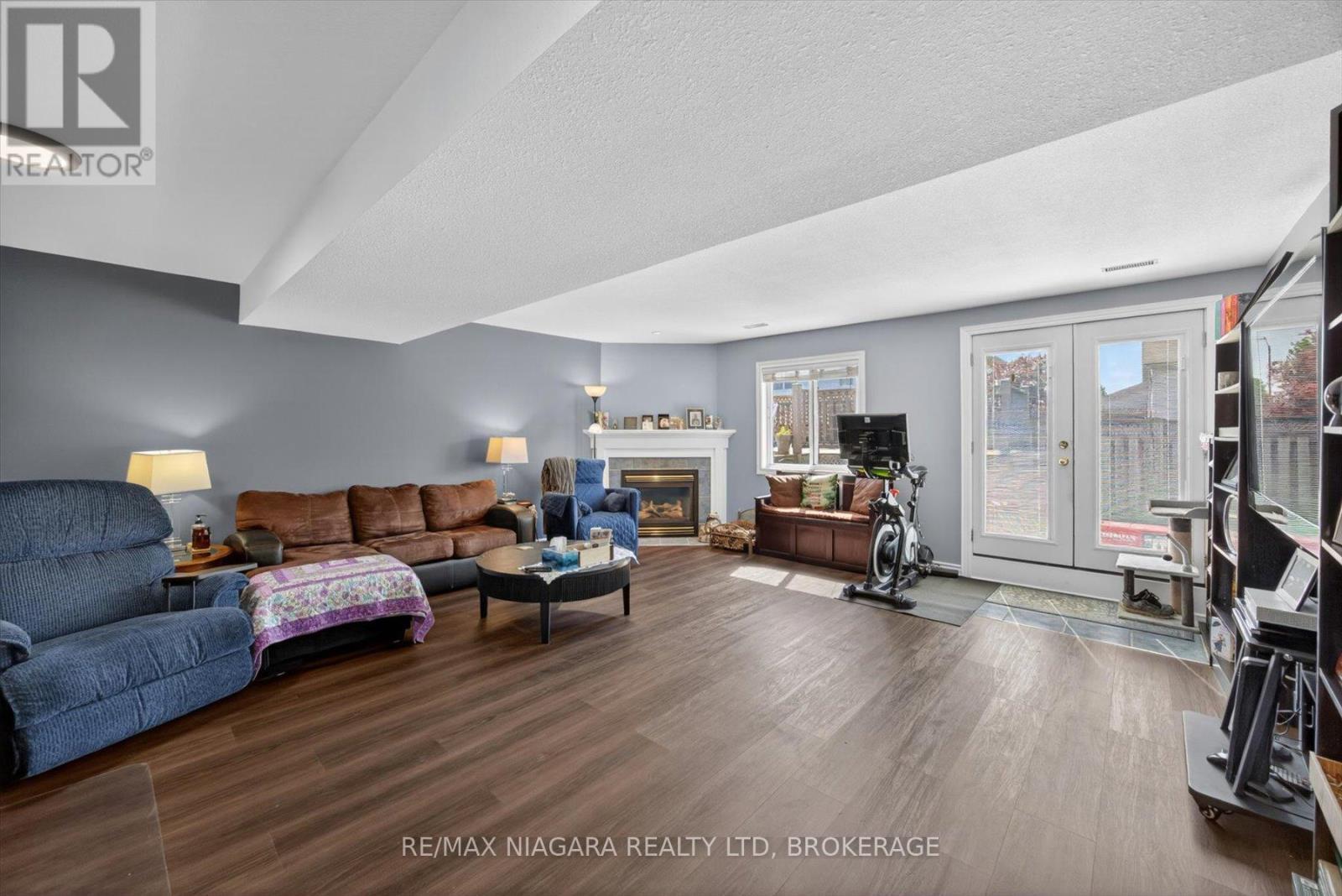 Family Room w/Full Walkout - 4457 Kathleen Crescent, Niagara Falls (Ascot), ON