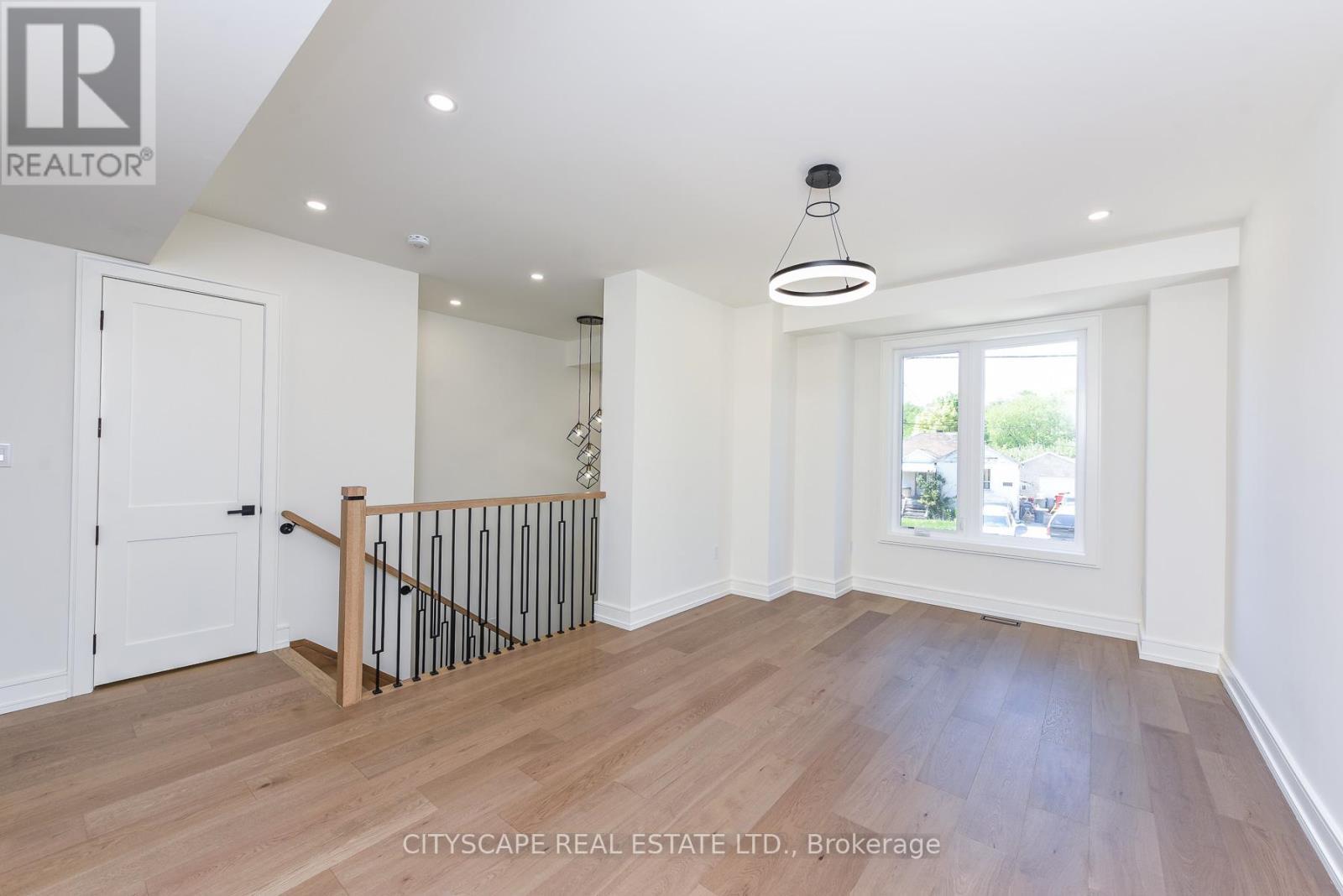 956 Fourth Street, Mississauga, ON - Indoor Photo Showing Living Room