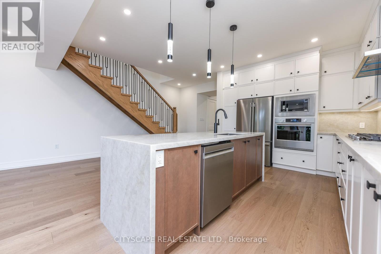 956 Fourth Street, Mississauga, ON - Indoor Photo Showing Kitchen With Stainless Steel Kitchen With Upgraded Kitchen