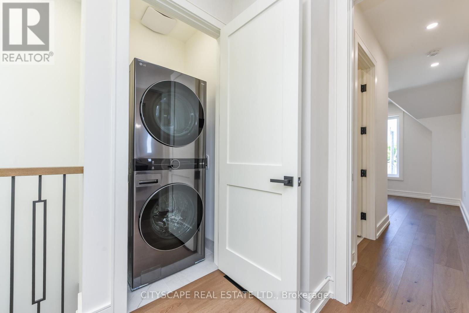 956 Fourth Street, Mississauga, ON - Indoor Photo Showing Kitchen With Stainless Steel Kitchen With Double Sink With Upgraded Kitchen