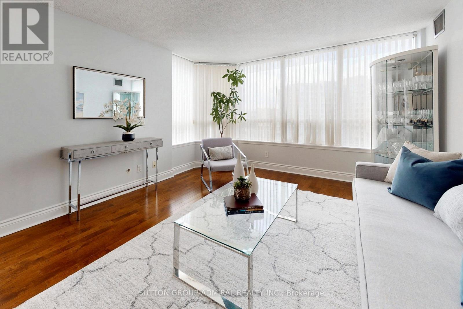 Ph208 - 81 Townsgate Drive, Vaughan, ON - Indoor Photo Showing Living Room
