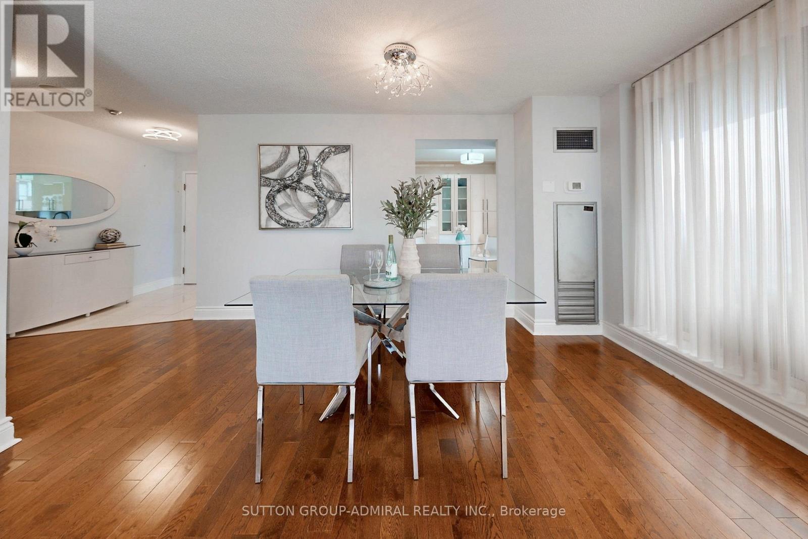 Ph208 - 81 Townsgate Drive, Vaughan, ON - Indoor Photo Showing Dining Room