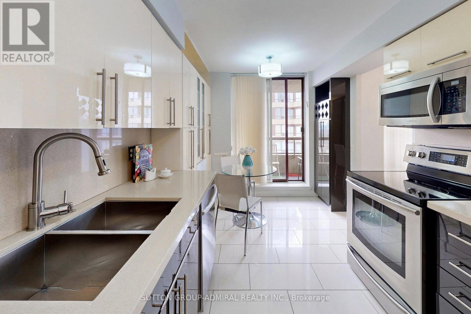 Ph208 - 81 Townsgate Drive, Vaughan, ON - Indoor Photo Showing Kitchen With Double Sink