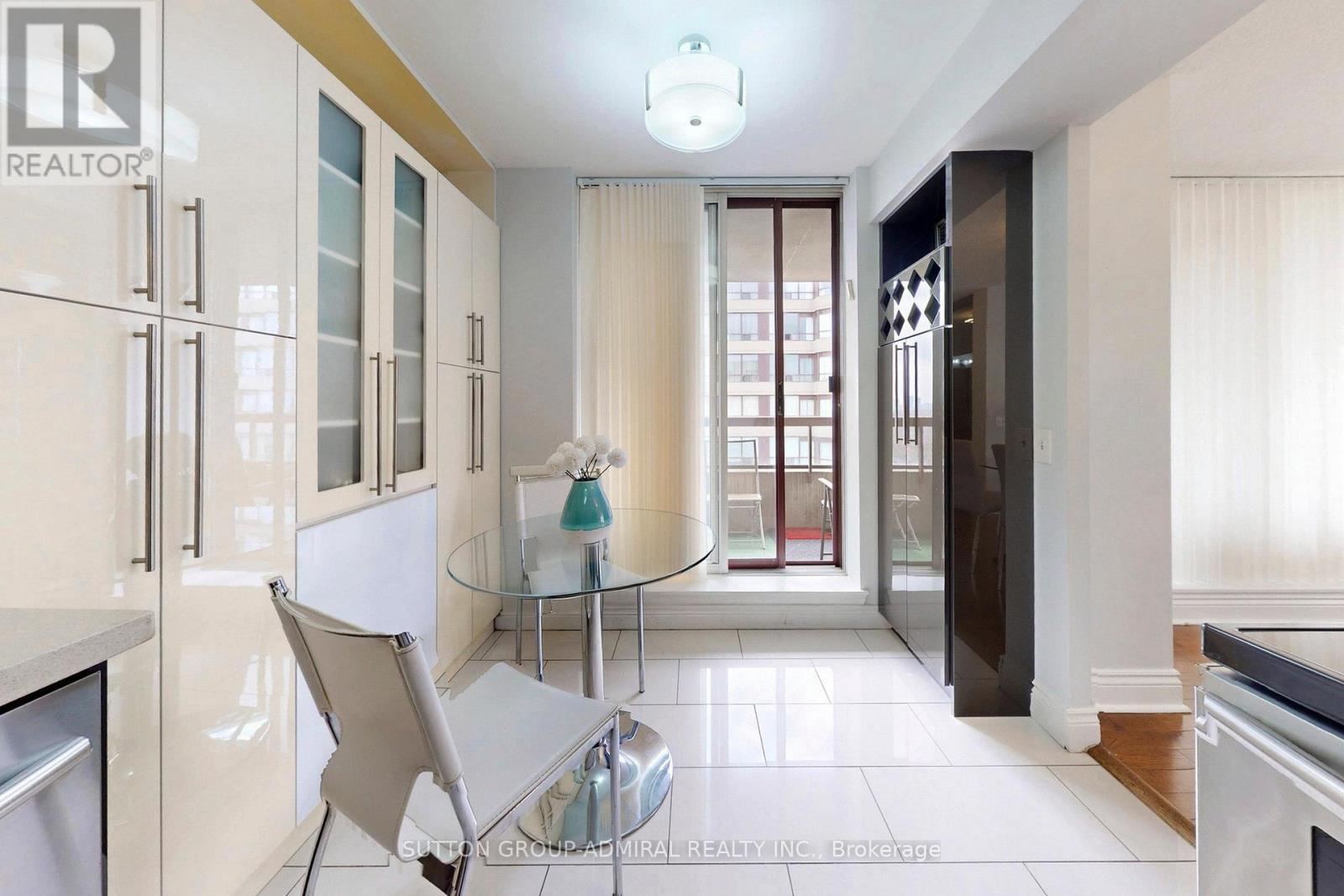 Ph208 - 81 Townsgate Drive, Vaughan, ON - Indoor