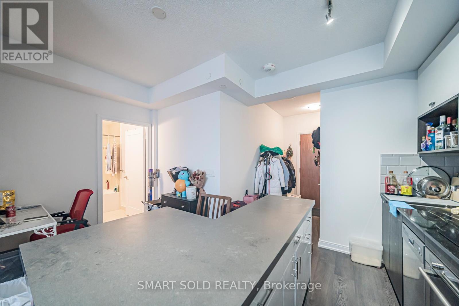 2918 - 275 Village Green Square, Toronto, ON - Indoor Photo Showing Kitchen