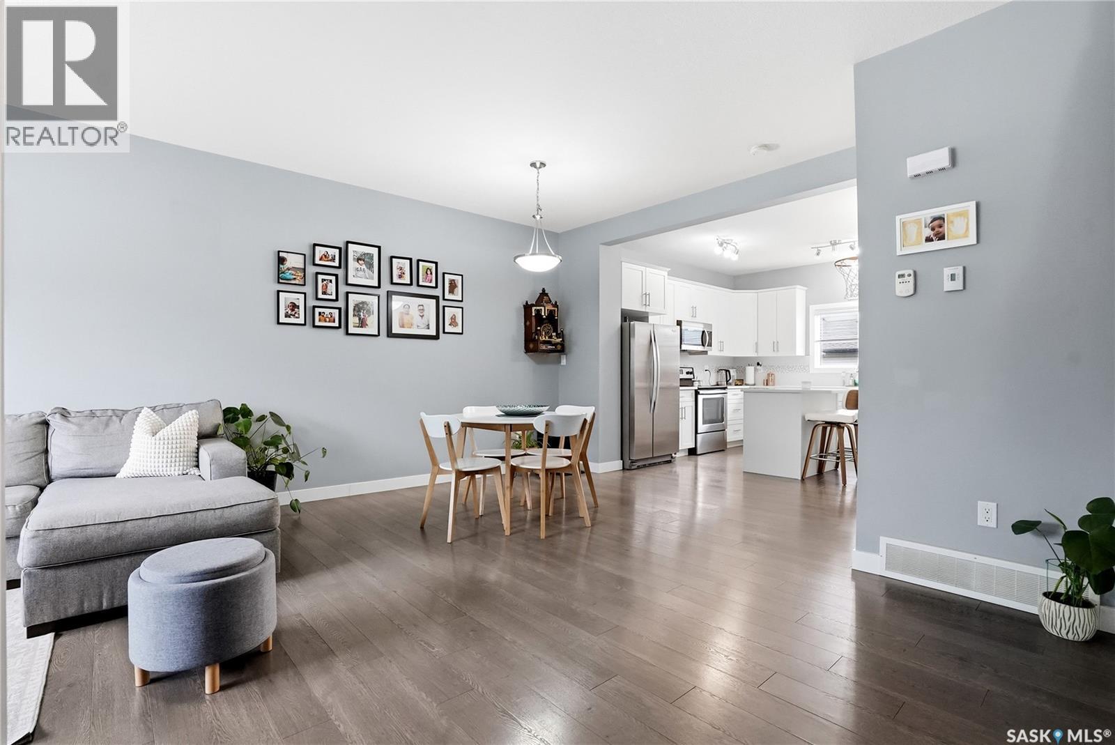 4031 Centennial Drive, Saskatoon, SK - Indoor Photo Showing Living Room