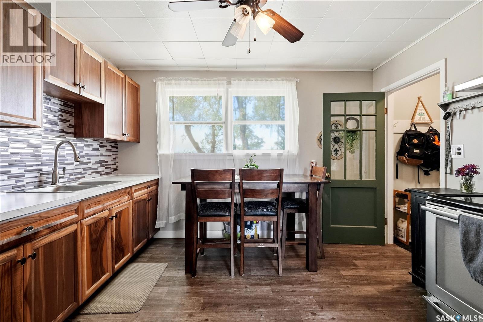 780 Railway Avenue, Elbow, SK - Indoor