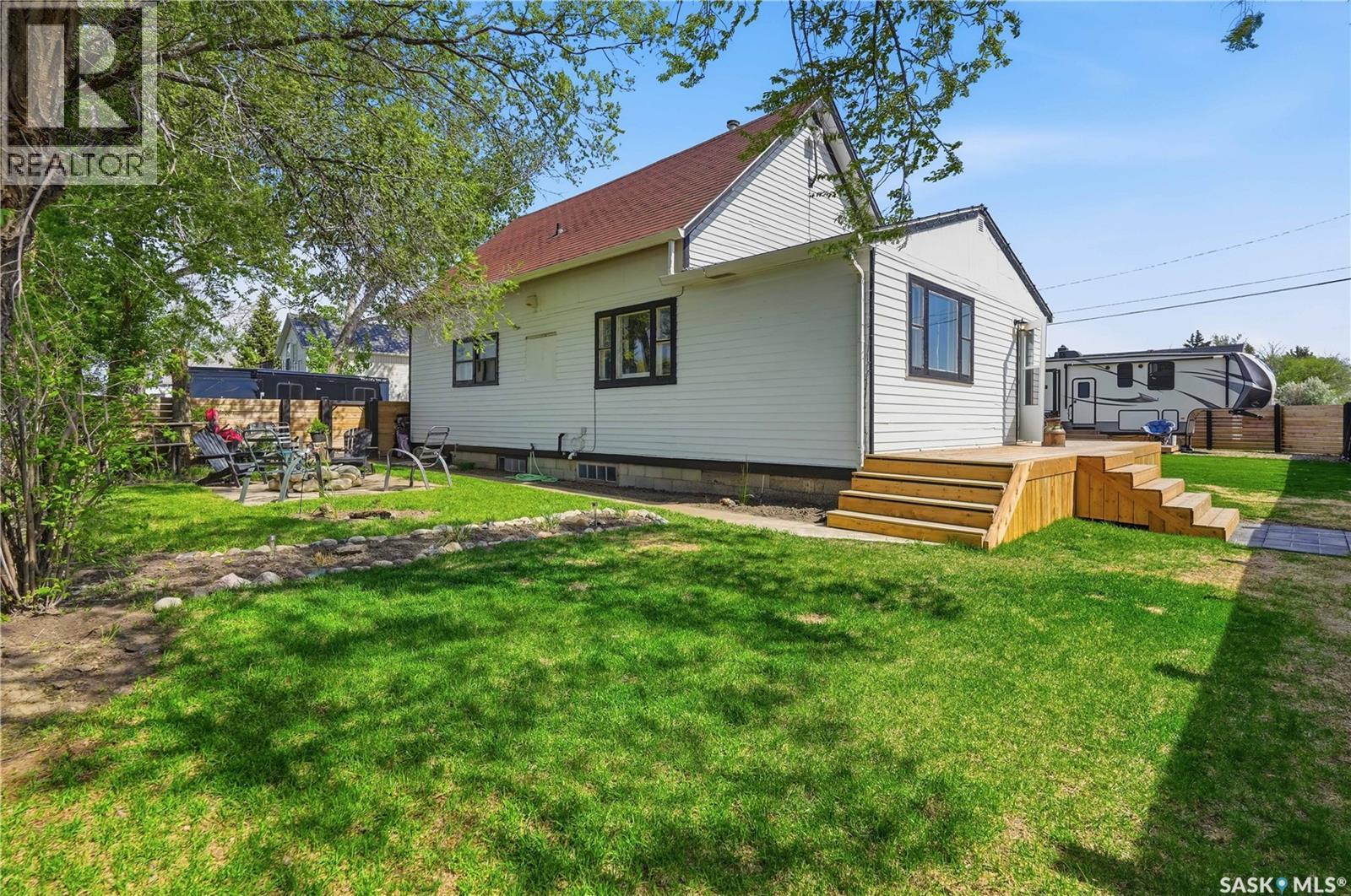 780 Railway Avenue, Elbow, SK - Outdoor