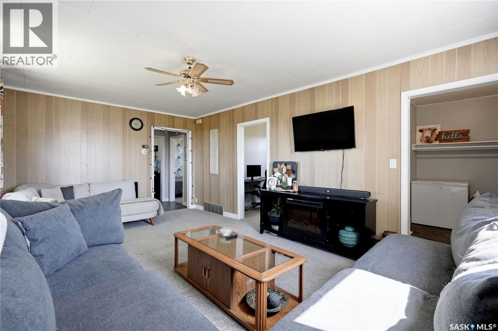 780 Railway Avenue, Elbow, SK - Indoor Photo Showing Living Room