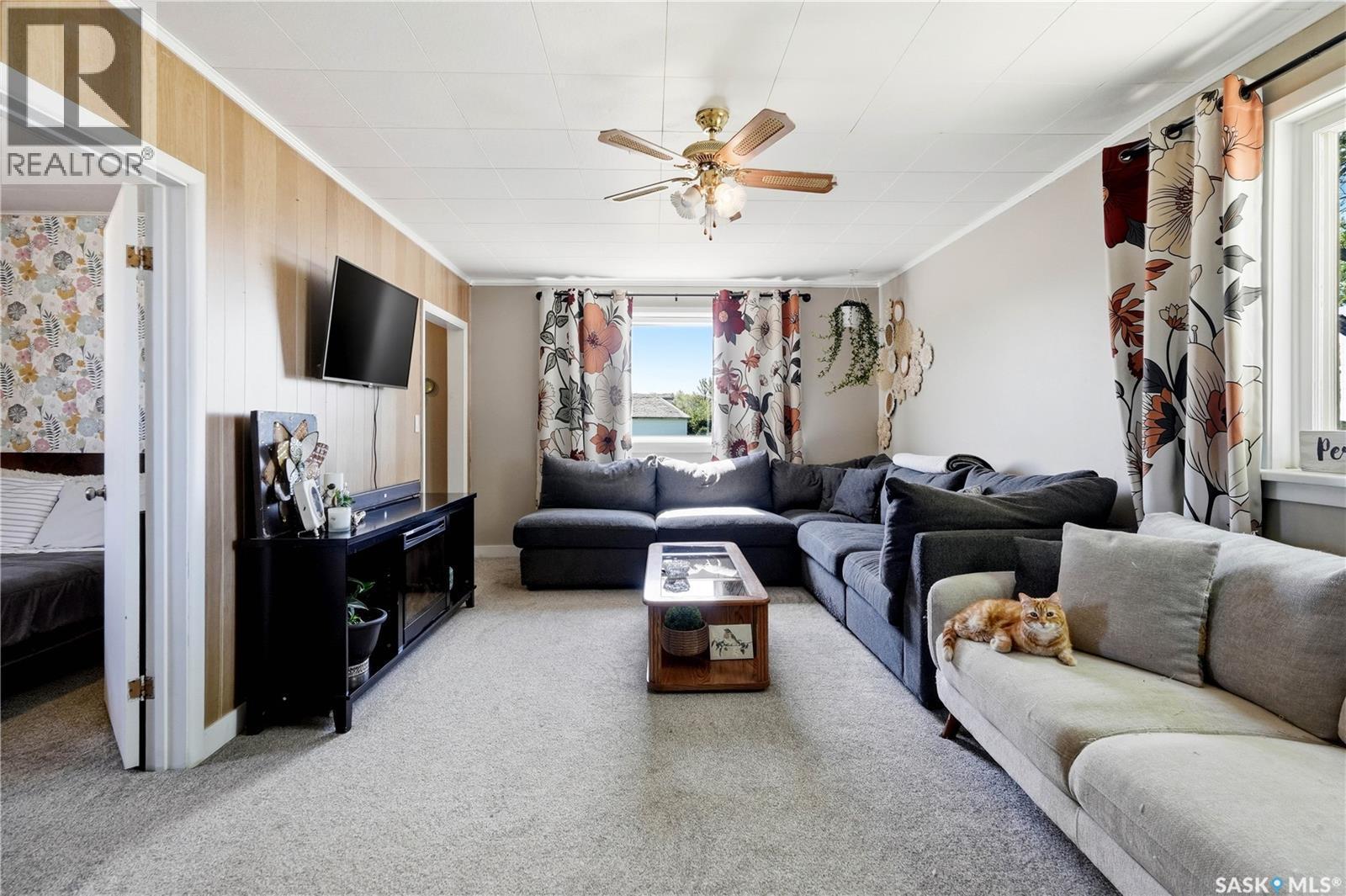 780 Railway Avenue, Elbow, SK - Indoor Photo Showing Living Room