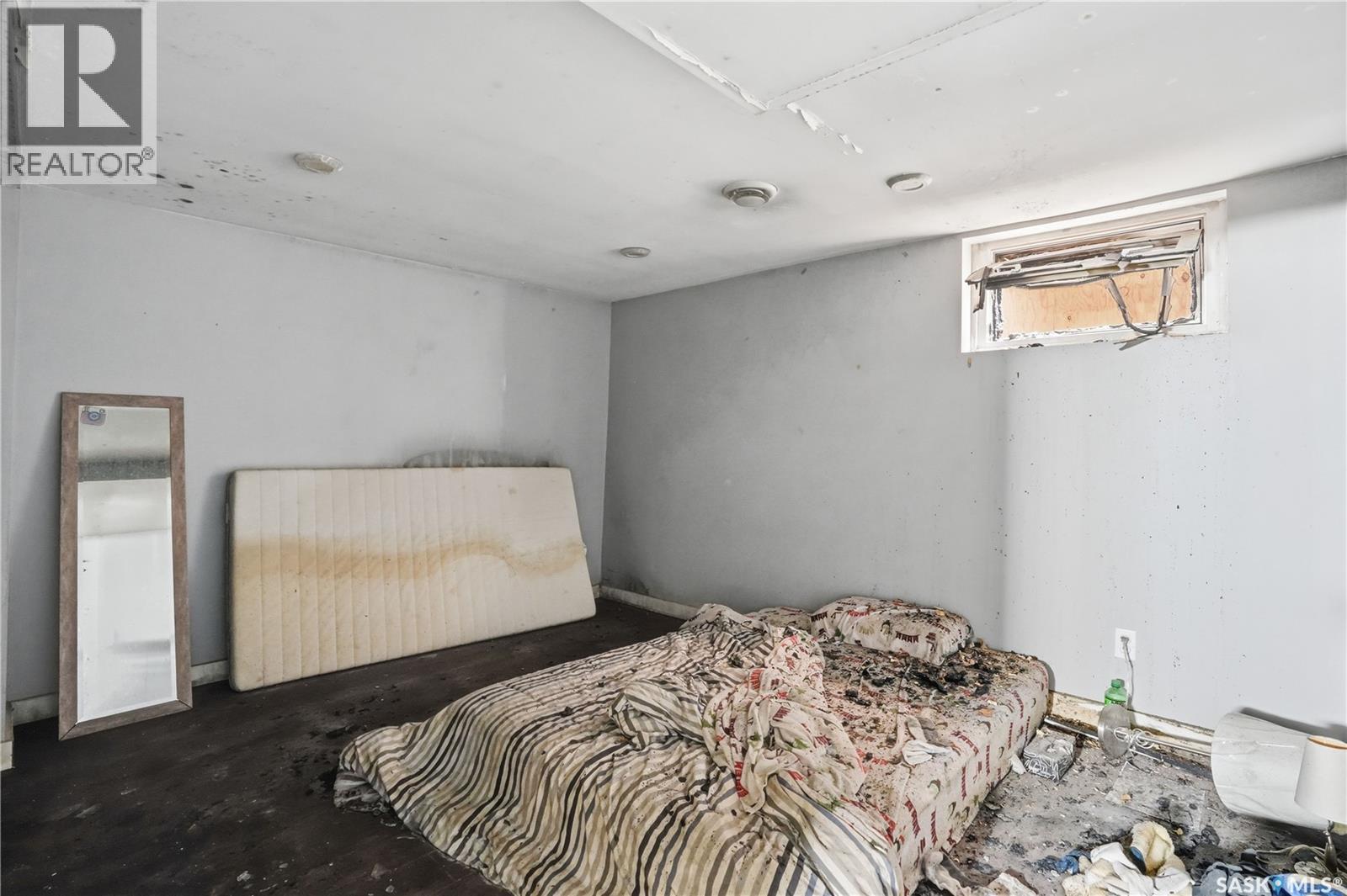 844 6Th Avenue Nw, Moose Jaw, SK - Indoor Photo Showing Bedroom