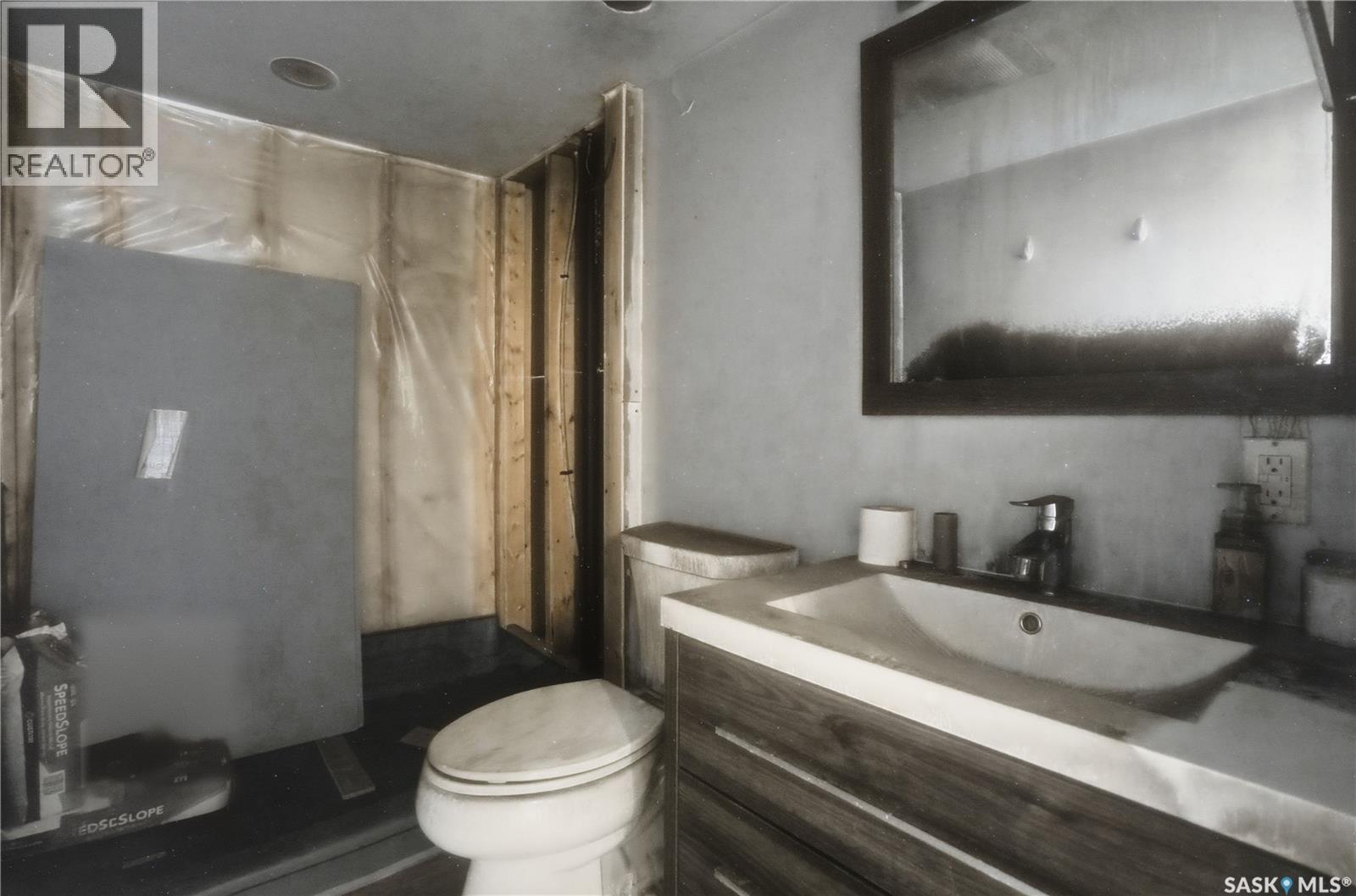 844 6Th Avenue Nw, Moose Jaw, SK - Indoor Photo Showing Bathroom