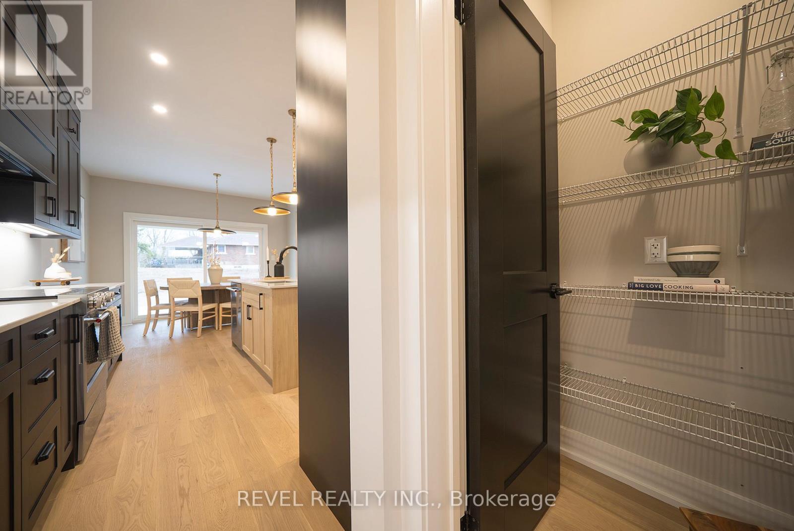 Lot 17 Augustus Street, Brant, ON - Indoor Photo Showing Kitchen With Upgraded Kitchen