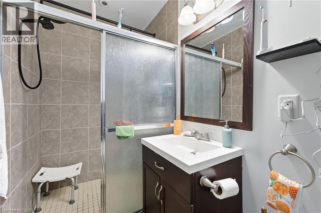 23 Kellogg Avenue, Hamilton, ON - Indoor Photo Showing Bathroom